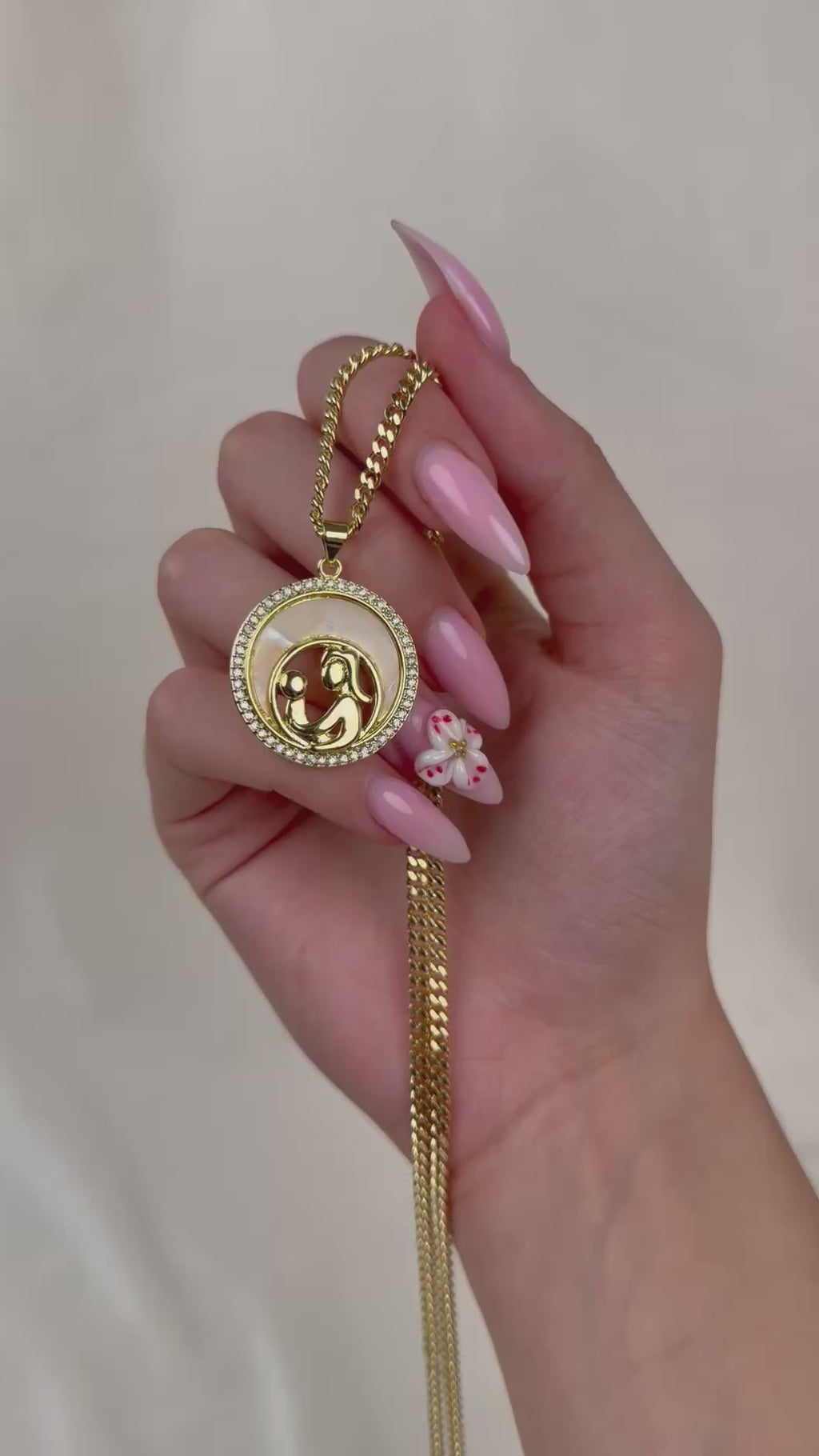 VARSE ME MAMA RRETHORE  NENA DHE FEMIJEN