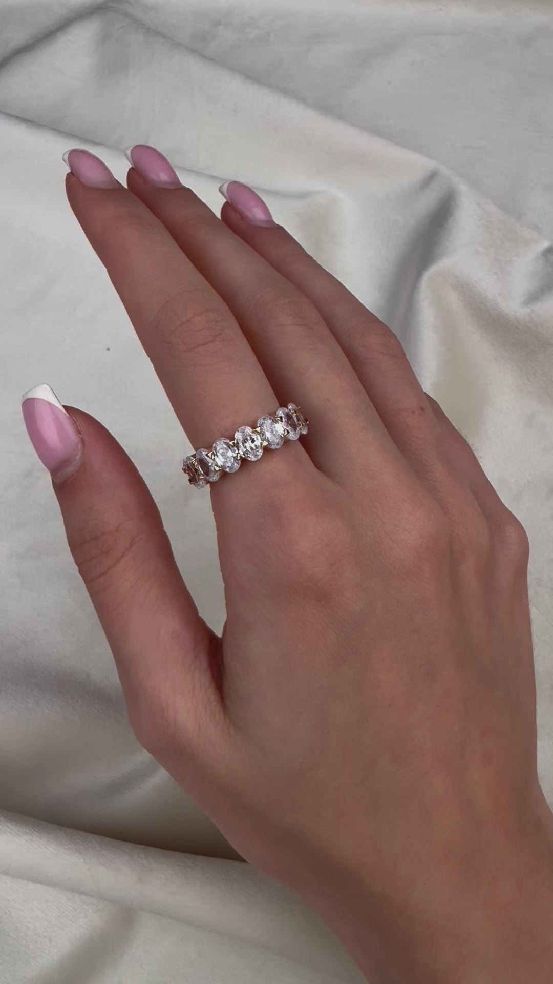 Unaze me gure oval te bardhe