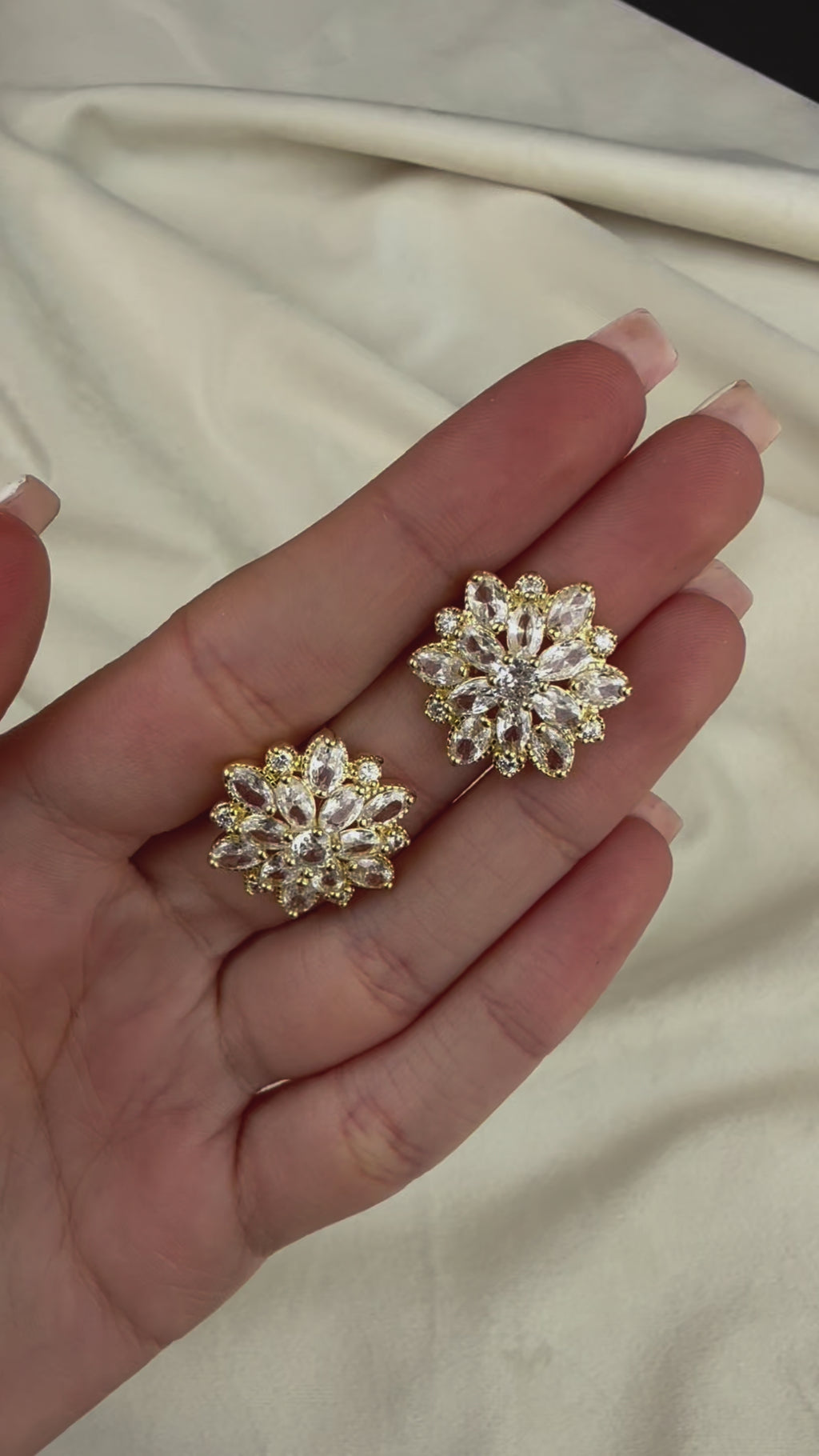 Vathe ne forme lule me kristale